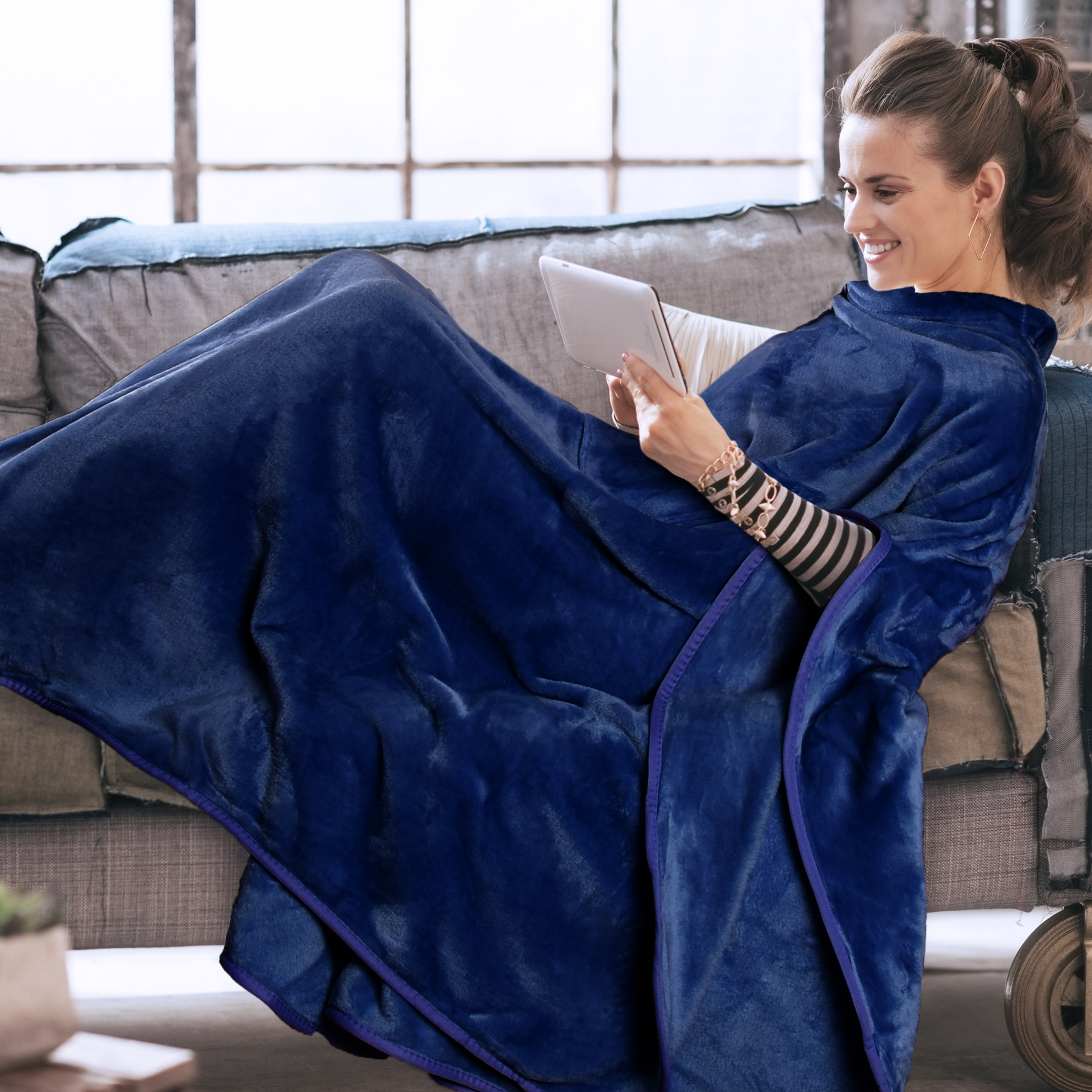 Warm Thick Fleece Wearable Sherpa Blanket with Sleeves Pocket